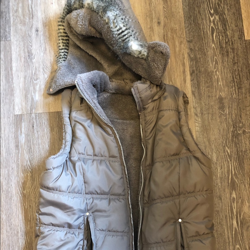 Gray puffer vest with hood NWOT XL